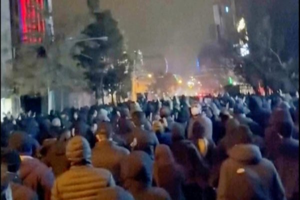 Podľa agentúry Reuters pri protestoch v Iráne zahynulo 2000 ľudí