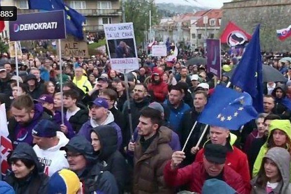 Nevezmú nám voľby: sledujte protest pred parlamentom 