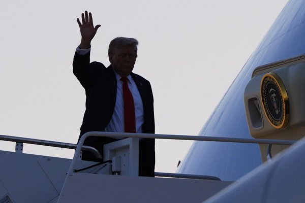 Trump osobne privíta Putina pri jeho lietadle ihneď po prílete na Aljašku