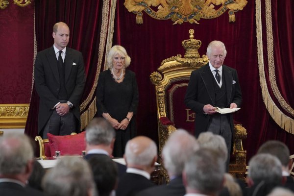 Karola III. oficiálne vyhlásili za nového britského kráľa