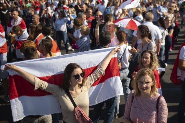 Na fotografiách nevyplácajú ľuďom v Minsku peniaze, aby protestovali