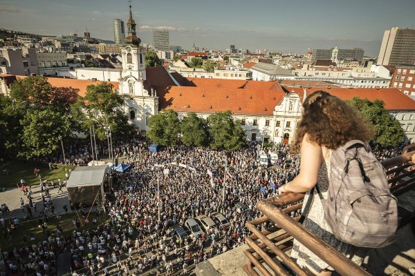 Pochody proti korupcii sa v lete menia na besedy