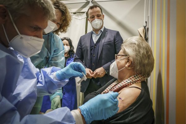Očkovanie proti koronavírusu sa v Nemecku prudko zrýchlilo po zapojení praktických lekárov