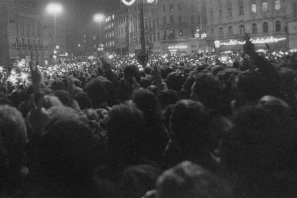 Nežná revolúcia vrátila Slovensku demokraciu a ľudské práva, pripomína Ústav pamäti národa