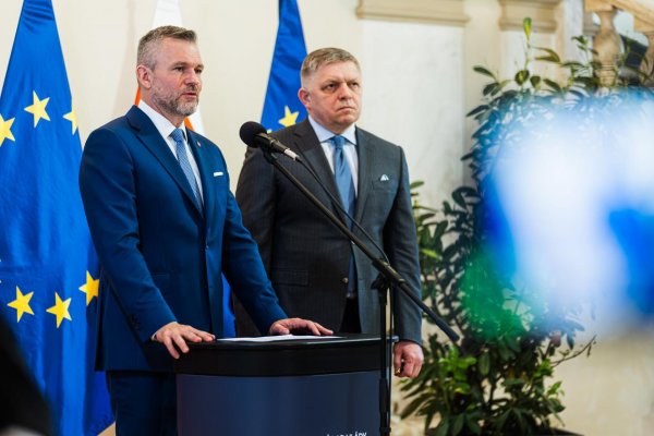 Ficovi už parlamentná väčšina nestačí. Chce absolútnu moc