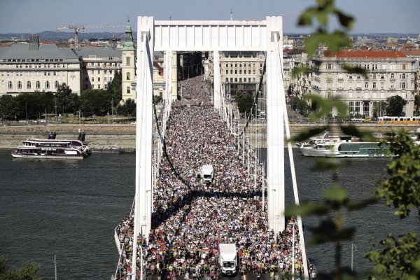 Na zakázanom pochode Budapest Pride sa zišlo až 200-tisíc ľudí