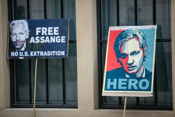 Päť vplyvných periodík žiada Spojené štáty, aby upustili od Assangeovho stíhania