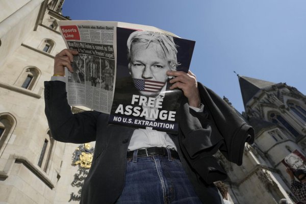 Wikileaks: Assange už opustil väzenie a odletel z Británie