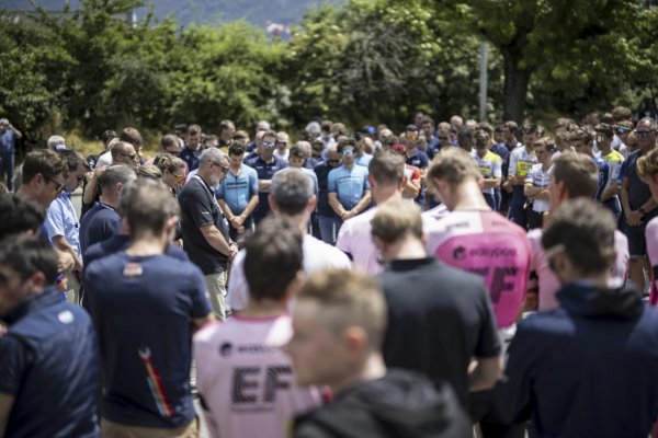 Gino Mäder podľahol zraneniam, ktoré utrpel pri ťažkom páde na pretekoch Okolo Švajčiarska