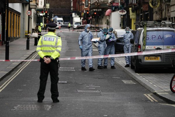 V centre Londýna pobodali dvoch policajtov