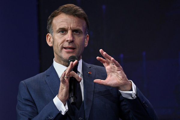 Prebiehajúce rokovania o mieri na Ukrajine by mohli byť bodom zlomu, vyhlásil Macron