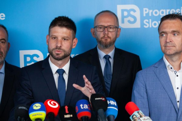 Poslanci Smeru a SNS podali návrh na odvolávanie Šimečku