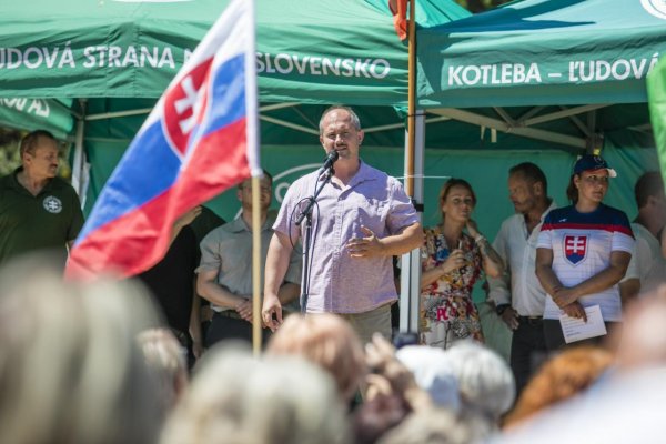 Pred úradom vlády sa zišla približne tisícka protestujúcich proti očkovaniu