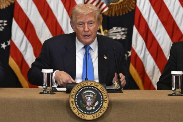 Trump: Medvedev nech si dáva pozor na jazyk, vstupuje na nebezpečné územie