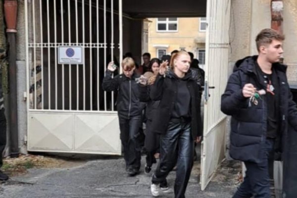 Slovenská komora učiteľov stojí za študentstvom v Poprade, ktoré sa rozhodlo slobodne postaviť za demokratické hodnoty