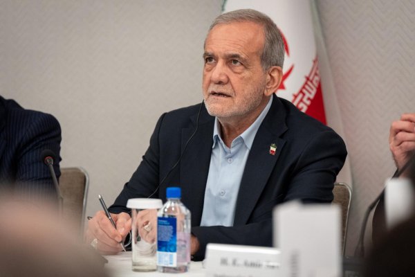 Iránsky prezident nariadil začať „spravodlivé a rovnocenné“ jadrové rokovania s USA