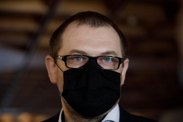 Generálny prokurátor o Mikasových vyhláškach: Porušil zákon, keď umožnil infikovaným poslancom vstup do parlamentu