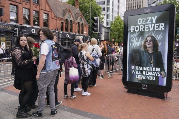 S Ozzym Osbournom sa v Birminghame lúčili tisíce ľudí