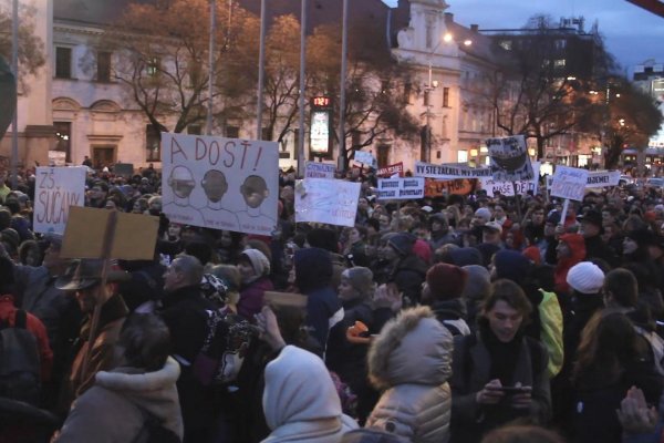 Za učiteľov sa postavili tisícky rodičov