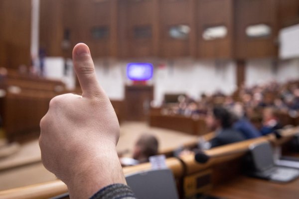 Poslanci schválili zníženie DPH v gastre z 20 na 10 percent. Daň z liehu sa zvýši o 30 %