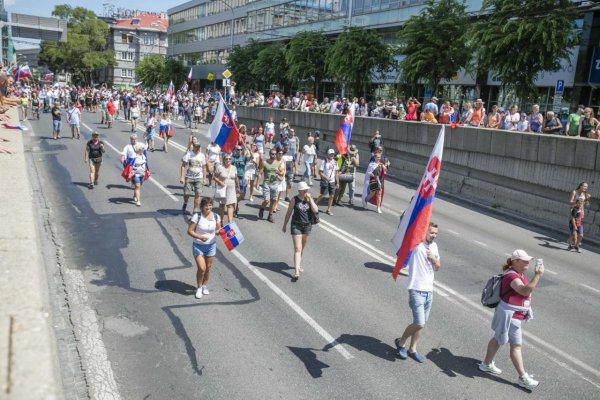 Za protestmi proti očkovaniu stoja anonymné stránky na Facebooku