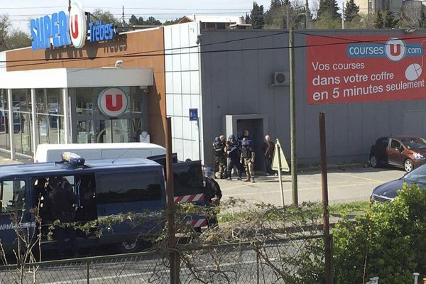 Polícia zabila ozbrojeného muža, ktorý držal vo Francúzsku rukojemníkov