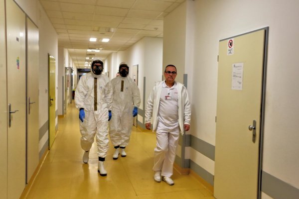 V Nemocnici Košice-Šaca prijali muža s dýchacími problémami. Jeho syn bol v Benátkach