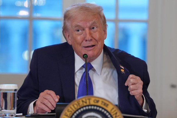 Trump je nahý a svet mu chváli krásne šaty. Správa sa ako blázon, ničí Spojené štáty aj NATO