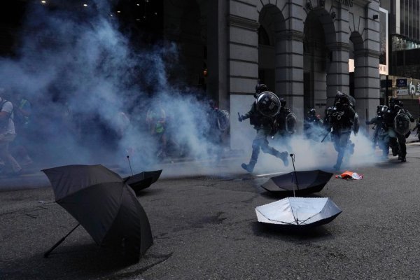 Počas protivládnych protestov bol v Hongkongu zapálený jeden muž