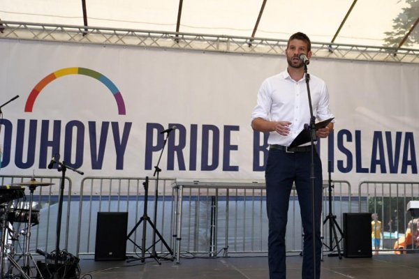 V uznaní párov rovnakého pohlavia nepochopiteľne prehrávame, uviedol na Pride Šimečka