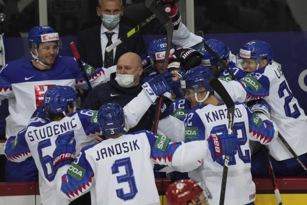 Slovensko porazilo Rusko a s tromi víťazstvami kraľuje tabuľke. Najlepší hráč bol brankár Hudáček