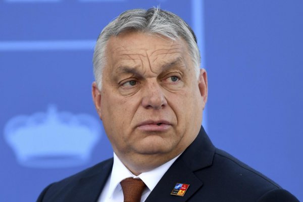 Dodávanie zbraní Ukrajine predlžuje vojnu, povedal Orbán, spochybnil aj pomoc Slovenska a Česka