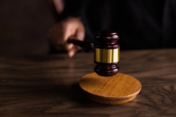 Obvinená z písania výhražných e-mailov v Banskej Bystrici pôjde do väzby