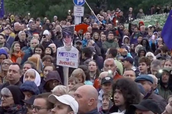 Zostrih zo včerajšej demonštrácie pred parlamentom za slobodné voľby