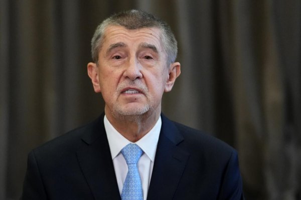 Po sčítaní takmer všekých hlasov postupujú Babiš a Pavel, majú zhodne hlasov