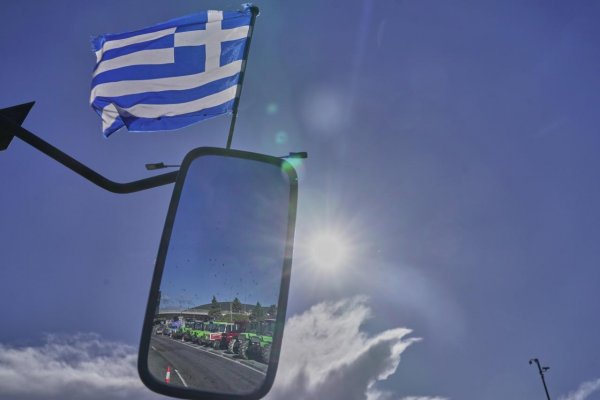 Traja členovia gréckej vlády odstúpili pre škandál s poľnodotáciami EÚ