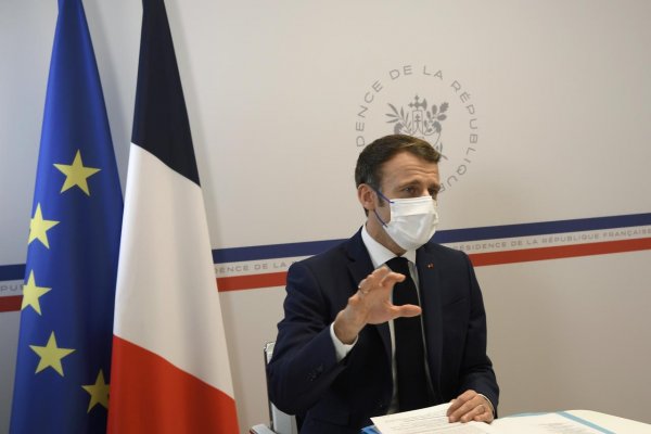 Macron prisľúbil, že neočkovaných Francúzov bude „trápiť až do konca“​ 