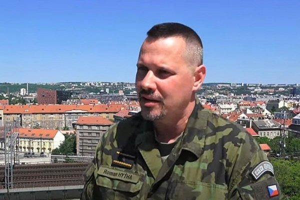 Český generál skončil po útoku nožom na operačnom sále