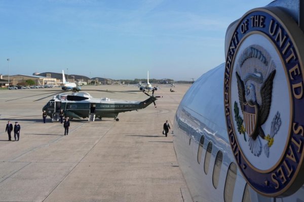 Udalosť dňa: Viceprezident USA Vance odletel na rokovania, Irán podmieňuje ich začatie prímerím v Libanone a uvoľnením majetku