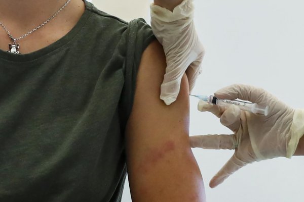 Vakcíny nie sú zázračným liekom na koronavírusovú krízu, upozorňuje WHO