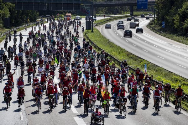 Tisíce ľudí demonštrovali vo Frankfurte za dopravu šetrnejšiu ku klíme