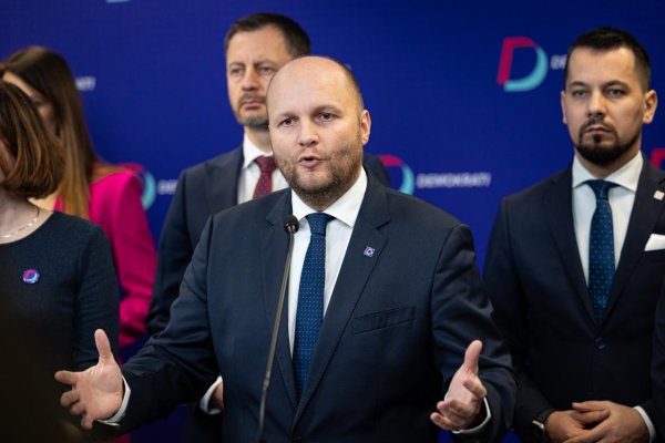 Časť opozície vytýka strane Hlas pôžičku od sestry prezidenta Pellegriniho