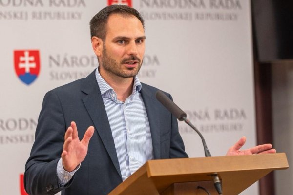 KDH žiada preveriť využitie štátnych ropných rezerv, kritizuje aj postup Slovnaftu