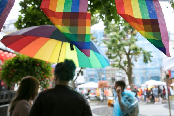 Účastníci pochodu PRIDE sa pred dažďom skryli pod dúhu