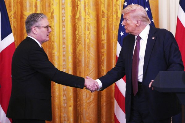 Trump a Starmer uzavreli novú obchodnú dohodu, rieši dovoz tovarov aj clá