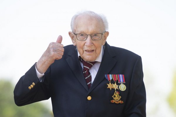 99-ročný veterán opäť hrdinom. Na boj s koronavírusom vyzbieral netradičným spôsobom milióny libier
