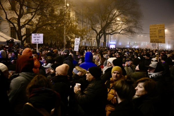 Polícia zadržala podozrivú osobu v prípade hrozby bombových útokov na protestoch