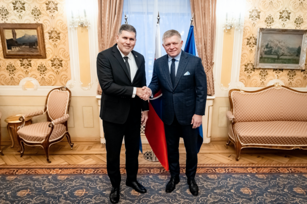 Ficova politika na štyri svetové strany funguje prekvapujúco výborne