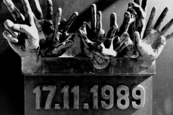 Deň boja za slobodu je po novom pracovným dňom, mnohí si ho aj tak uctia voľnom