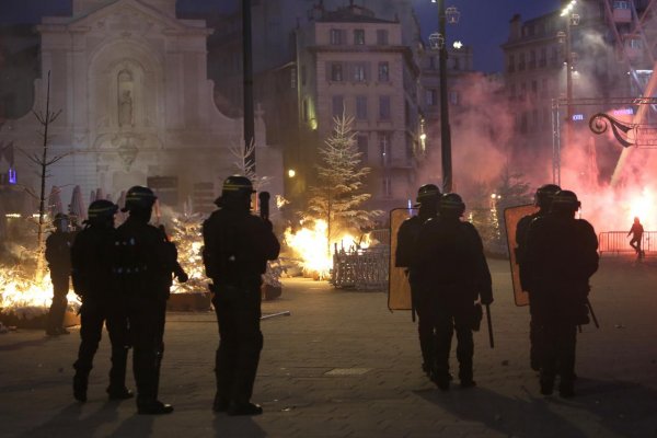 Francúzsko zvažuje vyhlásenie výnimočného stavu